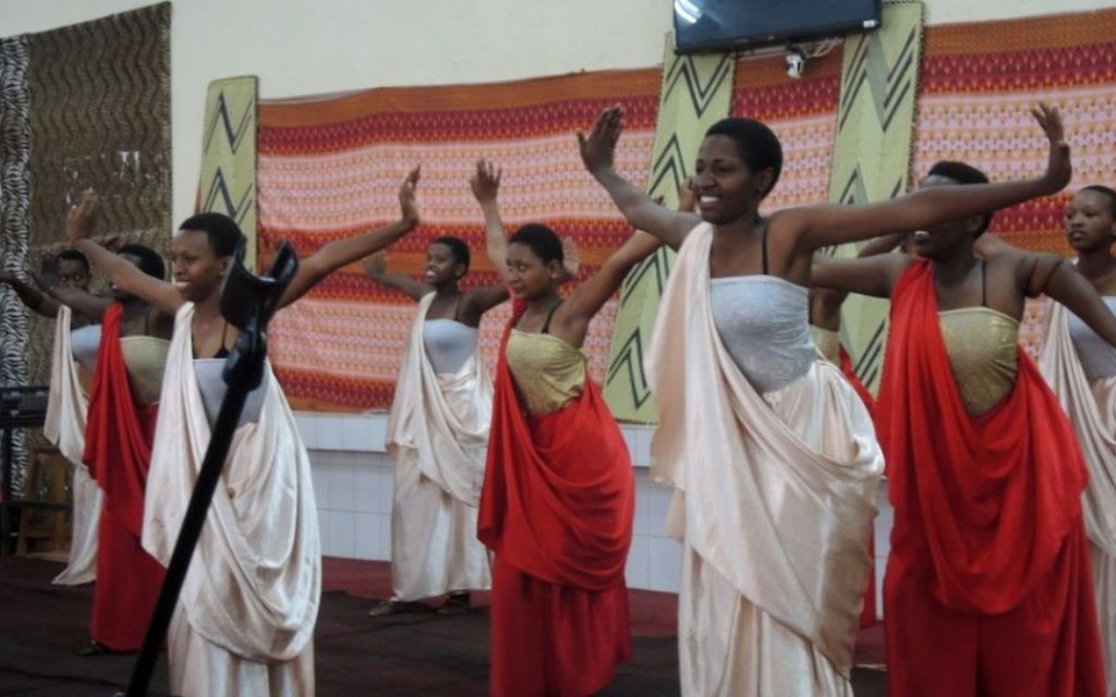 L'une des troupes de danse de l'Agahozo Shalom Youth Village, en représentation au Rwanda, le 17 février 2017. (Crédit : Melanie Lidman/Times of Israel)