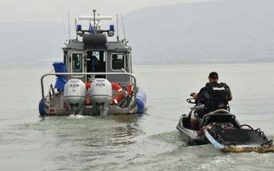 Les polices et les secours tentent de retrouver trois jeunes hommes qui ont disparu au lac de Tibériade, le 13 avril 2017. (Crédit : porte-parole de la police)