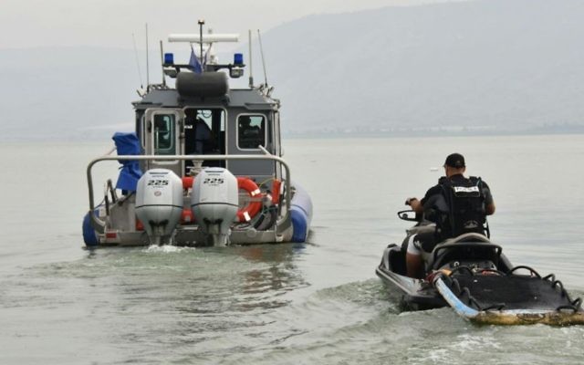 Les polices et les secours tentent de retrouver trois jeunes hommes qui ont disparu au lac de Tibériade, le 13 avril 2017. (Crédit : porte-parole de la police)