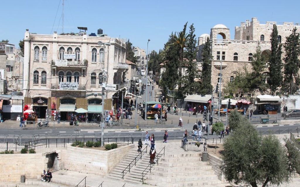 Jérusalem Est, vue depuis les remparts nord de la Vieille Ville, près de la porte de Damas. (Crédit : Shmuel Bar-Am)