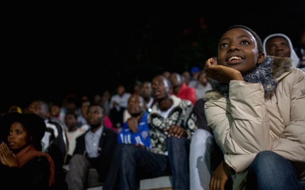 Les élèves assistent à la représentation hebdomadaire de l'Agahozo Shalom Youth Village au Rwanda, le 17 février 2017. (Crédit : Miriam Alster/Flash90)