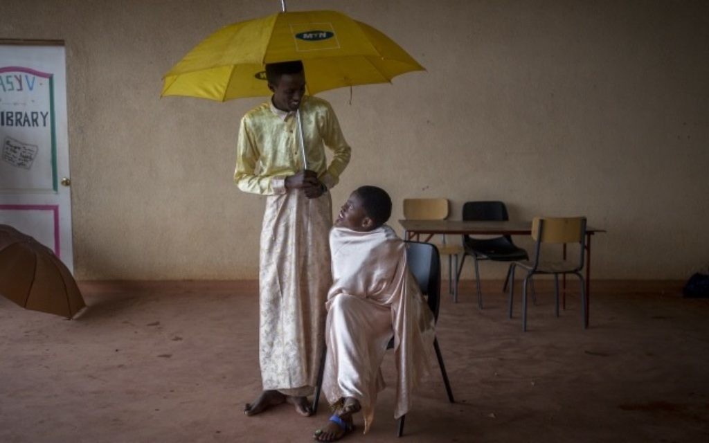 L'Agahozo Shalom Youth Village au Rwanda utilise la scène comme une thérapie pour aider les élèves à prendre confiance en eux, dans cette représentation du 17 février 2017. (Crédit : Miriam Alster/Flash90)