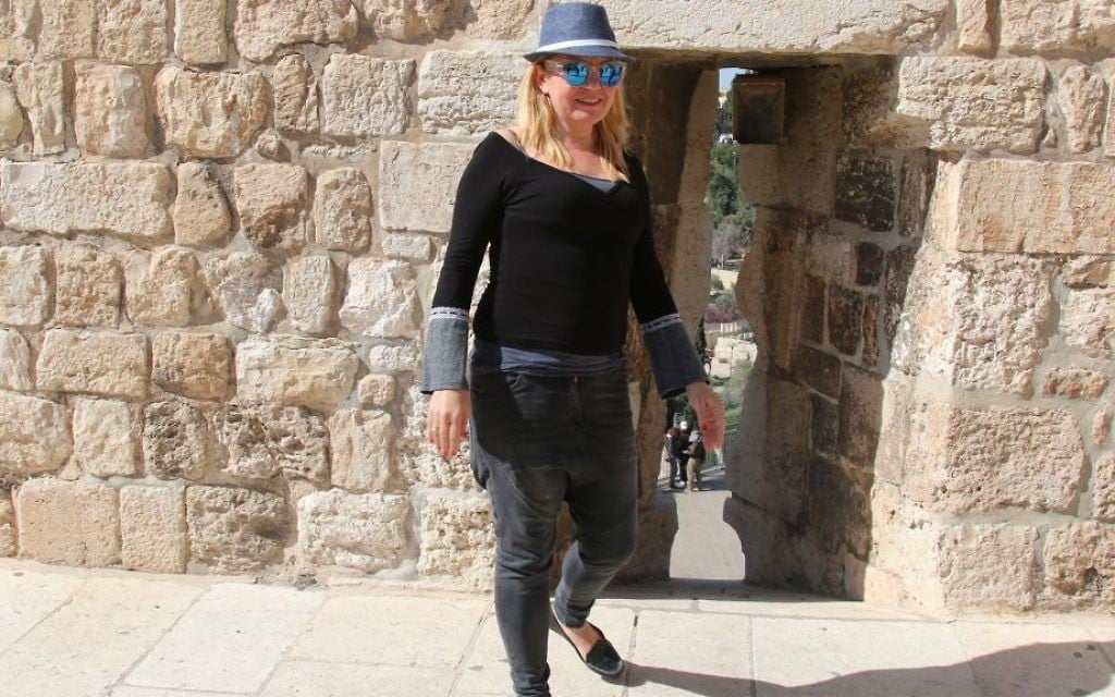 Gura Berger, porte-parole de PAMI, la Compagnie pour le développement de Jérusalem Est, qui gère les remparts de la Vieille Ville. (Crédit : Shmuel Bar-Am)