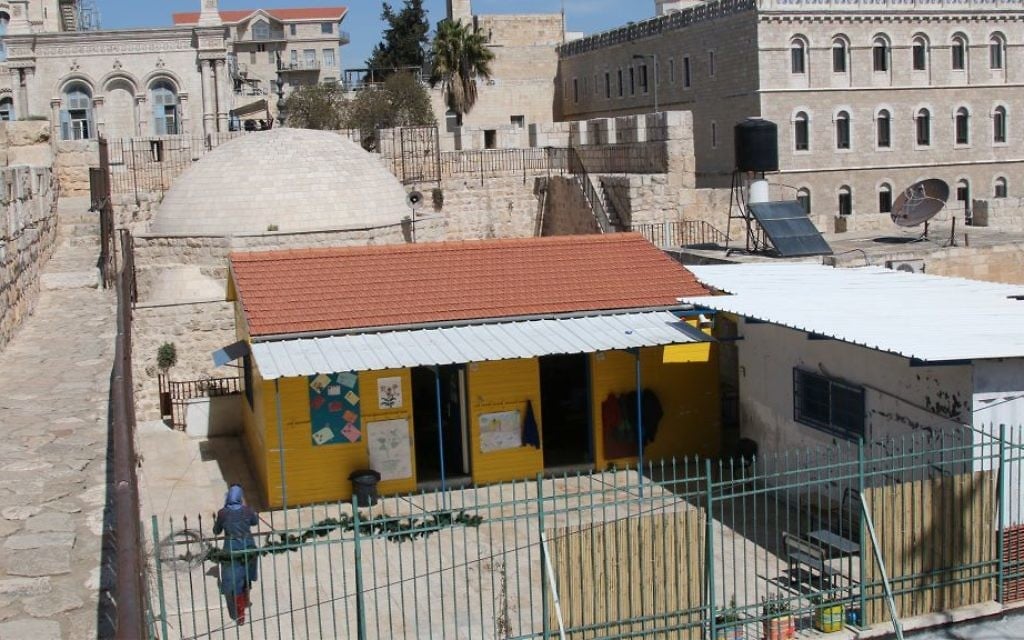 Une école et une mosquée dans le quartier chrétien de la Vieille Ville de Jérusalem. (Crédit : Shmuel Bar-Am)
