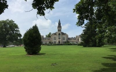 Le bâtiment Anderson Hall de l'université publique du Kansas, à Manhattan, Kansas. Illustration. (Crédit : CC BY-SA 4.0/Wikimedia Commons)