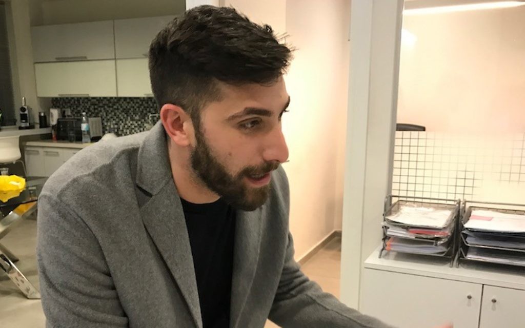 Austin Smith, l'un des cofondateurs de Wealth Recovery International, dans son bureau de Tel Aviv, le 22 février 2017. (Crédit : Andrew Tobin)