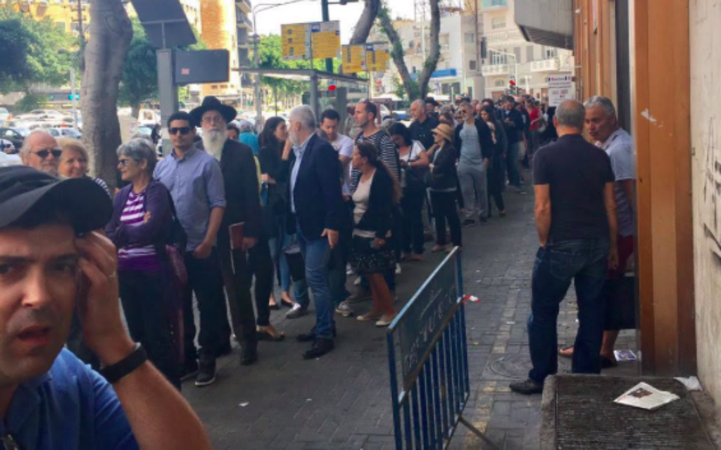 La file d'attente devant le consulat à Tel Aviv, le jour du premier tour des élections présidentielles françaises (Crédit : Leslie Gahnassia/Times of Israel)
