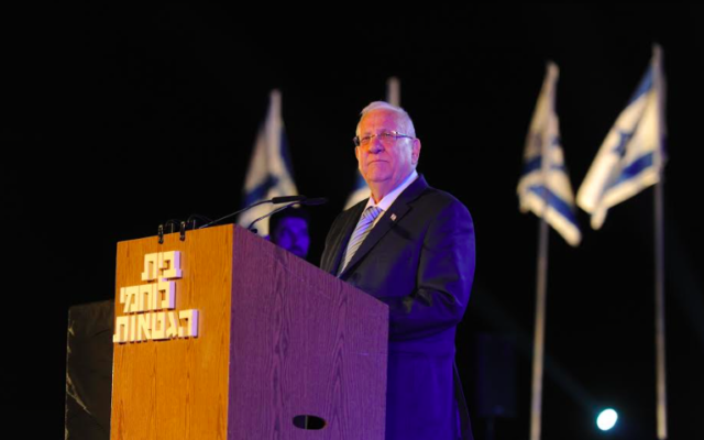 Reuven Rivlin à la cérémonie de Yom HaShoah au kibboutz Lohamei Hagetaot, le 24 avril 2017 (Crédit: Rami Shllush)