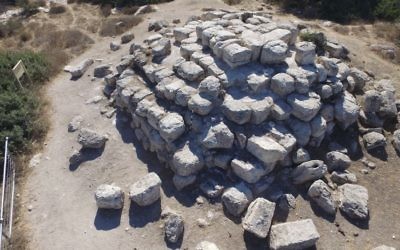 Une structure pyramidale étagée datant de la période romaine à Khirbet Midras dans les collines de Judée (Crédit David Behr et Rotem Shfaim, Agro Drone) Une structure pyramidale étagée datant de la période romaine à Khirbet Midras dans les collines de Judée (Crédit David Behr et Rotem Shfaim, Agro Drone)