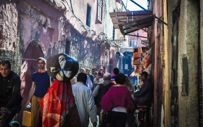 Une rue bondée menant à la mellah de Marrakech (Crédit: Michal Shmulovich)