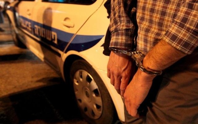 Arrestation d'un homme. Illustration. (Crédit : Abir Sultan/Flash90) Arrestation d'un homme. Illustration. (Crédit : Abir Sultan/Flash90)