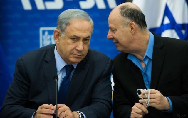 Le Premier ministre Benjamin Netanyahu s'entretient avec le parlementaire Tzachi Hanegbi au cours d'une rencontre du parti du Likud à la Knesset le 8 février 2016 (Crédit : Yonatan Sindel/Flash90)
