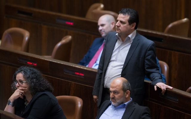 Le leader de la Liste arabe unie,  Ayman Odeh, durant le vote d'un projet de loi qui permettrait aux législateurs de suspendre des parlementaires de la Knesset, le 28 mars 2016 (Crédit : Yonatan Sindel/Flash90)