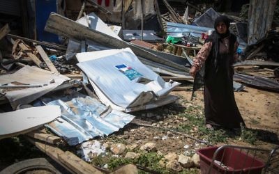 Une femme bédouine inspecte les ruines de sa maison après la démolition par un bulldozer israélien de l'habitation de la famille Dahouk dans la communauté bédouine de Khan Al Ahmar, à l'est de Jérusalem, en Cisjordanie, le 7 avril 2016 (Crédit Flash90)