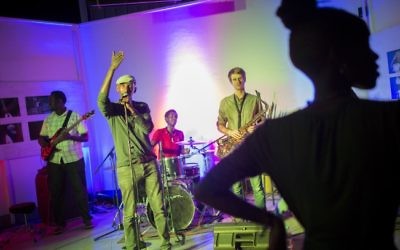 Le groupe Kingsa Blues donne un concert à l'Impact Hub, un espace consacré aux entrepreneurs sociaux et aux start-ups à Kigali, au Rwanda, le 13 février 2017 (Crédit :  Miriam Alster/Flash90)