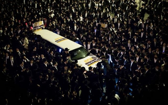 Des milliers de Juifs ultra-orthodoxes pendant une manifestation de soutien à deux étudiants en yeshiva qui ont refusé de se présenter au bureau de recrutement de l'armée et sont emprisonnés, à Jérusalem, le 11 avril 2017. (Crédit : Yonatan Sindel/Flash90) Des milliers de Juifs ultra-orthodoxes pendant une manifestation de soutien à deux étudiants en yeshiva qui ont refusé de se présenter au bureau de recrutement de l'armée et sont emprisonnés, à Jérusalem, le 11 avril 2017. (Crédit : Yonatan Sindel/Flash90)