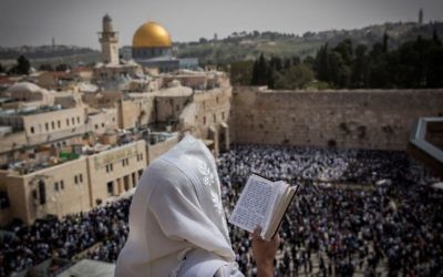La bénédiction sacerdotale de Pessah au mur Occidental, dans la Vieille Ville de Jérusalem, le 13 avril 2017. (Crédit : Yonatan Sindel/Flash90)