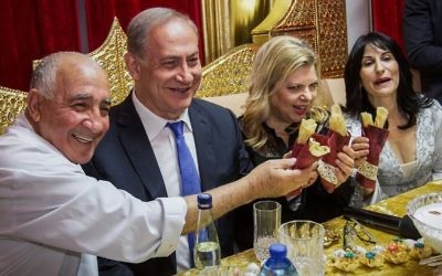 Le Premier ministre Benjamin Netanyahu et son épouse Sara fêtent la Mimouna à Hadera, le 17 avril 2017. (Crédit : Ido Erez/Pool/Flash90)