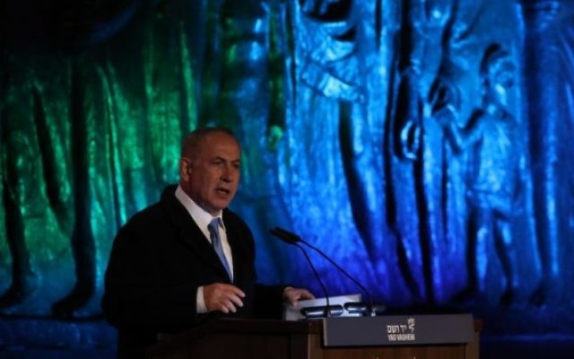 Benjamin Netanyahu à la cérémonie de Yad Vashem à Jérusalem, à Yom HaShoah, le 23 avril 2017. (Crédit : Yonatan Sindel/Flash90)