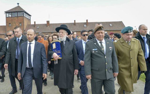 Naftali Bennett, à gauche, le rabbin Meir Lau, au centre, et le chef d'Etat-major de l'armée israélienne, Gadi Eizenkot, à droite, pendant la Marche des Vivants, au camp d'extermination d'Auschwitz-Birkenau, le jour de Yom HaShoah, le 24 avril 2017. (Crédit : Yossi Zeliger/Flash90) Naftali Bennett, à gauche, le rabbin Meir Lau, au centre, et le chef d'Etat-major de l'armée israélienne, Gadi Eizenkot, à droite, pendant la Marche des Vivants, au camp d'extermination d'Auschwitz-Birkenau, le jour de Yom HaShoah, le 24 avril 2017. (Crédit : Yossi Zeliger/Flash90)