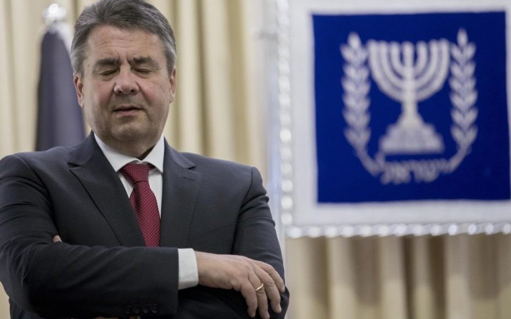 Sigmar Gabriel, ministre allemand des Affaires étrangères, peu avant sa rencontre avec le président Reuven Rivlin à Jérusalem, le 25 avril 2017. (Crédit : Yonatan Sindel/Flash90)