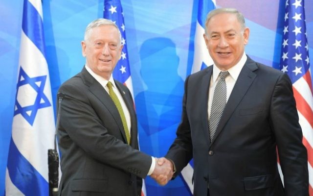 Le Premier ministre Benjamin Netanyahu (à droite) rencontre le secrétaire d'état à la Défense James Mattis  à Jérusalem le 21 avril 2017 (Crédit : Amos Ben Gerschom/GPO)