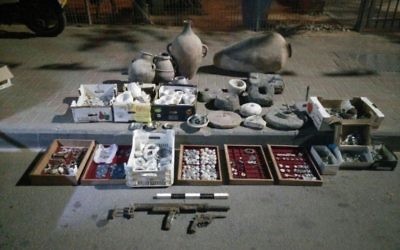 Les antiquités confisquées par la police israélienne et l’Administration civile chez un homme suspecté de trafic d’antiquités, dans le village d’Hawara en Cisjordanie, près de Naplouse, le 25 avril 2017. (Crédit : police israélienne) Les antiquités confisquées par la police israélienne et l’Administration civile chez un homme suspecté de trafic d’antiquités, dans le village d’Hawara en Cisjordanie, près de Naplouse, le 25 avril 2017. (Crédit : police israélienne)