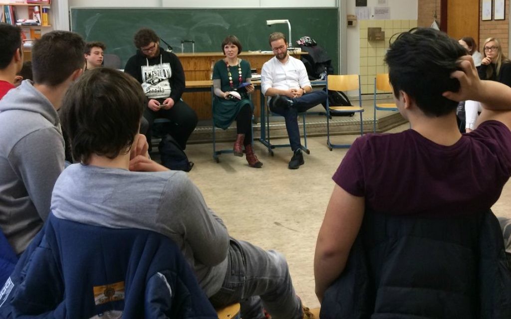 Mascha Schmerling et Monty Ott du projet 'Louez un Juif' rencontrent des élèves du Technisches Berufskolleg Solingen, en Allemagne, en novembre 2016 (Crédit : Kate Brady/DW.com)