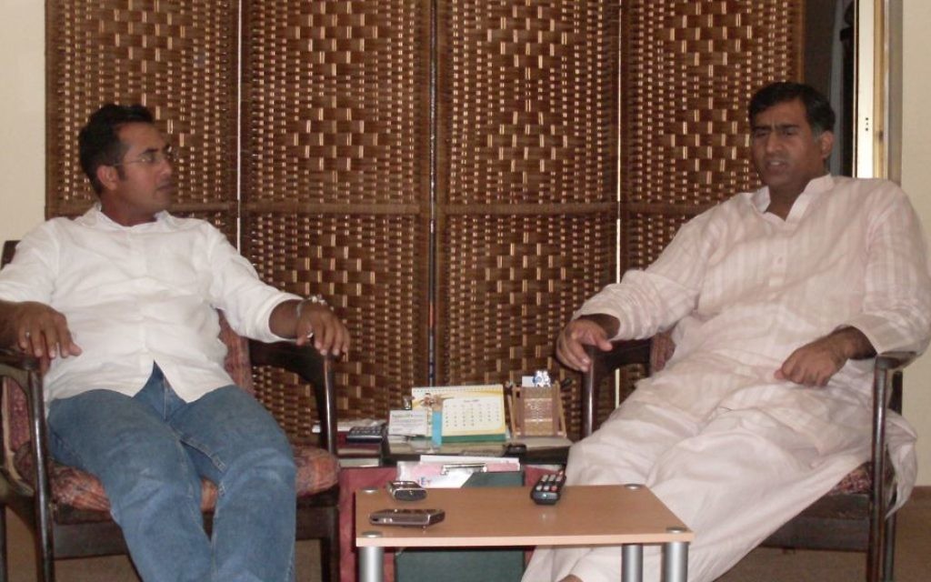 Les citoyens pakistanais Fischel (Faisal) Benkhald et son frère aîné Mohammad Iqbal lors d'un face à face rare à Jeddah, en août 2012 (Autorisation) Les citoyens pakistanais Fischel (Faisal) Benkhald et son frère aîné Mohammad Iqbal lors d'un face à face rare à Jeddah, en août 2012 (Autorisation)