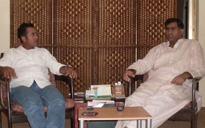 Les citoyens pakistanais Fischel (Faisal) Benkhald et son frère aîné  Mohammad Iqbal lors d'un face à face rare à Jeddah, en août 2012 (Autorisation)
