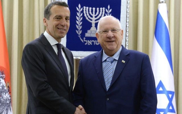 Le président Reuven Rivlin, à droite, et le chancelier autrichien Christian Kern à Jérusalem, le 23 avril 2017. (Crédit : Mark Neiman/GPO) Le président Reuven Rivlin, à droite, et le chancelier autrichien Christian Kern à Jérusalem, le 23 avril 2017. (Crédit : Mark Neiman/GPO)