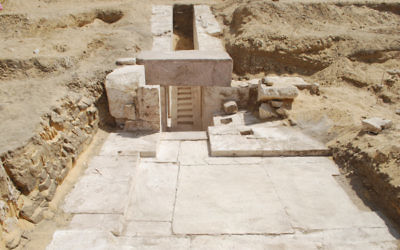 Ruines d'une ancienne pyramide retrouvée près de Gizeh et présentées le 3 avril 2017. (Crédit : ministère égyptien des Antiquités)