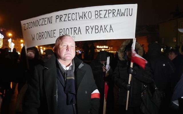 Piotr Rybak lors d'un rassemblement à son honneur à Varsovie en 2016. (Crédit : Krzysztof Bielawski/JTA) Piotr Rybak lors d'un rassemblement à son honneur à Varsovie en 2016. (Crédit : Krzysztof Bielawski/JTA)