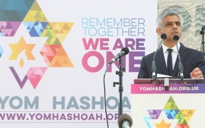 Le maire de Londres Sadiq Khan à une cérémonie pour Yom Hashoah le 23 avril 2017. (Autorisation) Le maire de Londres Sadiq Khan à une cérémonie pour Yom Hashoah le 23 avril 2017. (Autorisation)