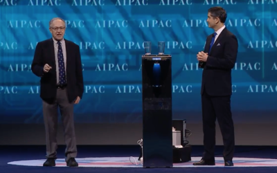 Alan Dershowitz (à gauche) et e Directeur national de l'AIPAC  Elliot Brandt présentent le dispositif israélien qui fabrique de l'eau, conçu par Water Gen, une société israélienne, le 26 mars 2017, à Washington. (Crédit : capture d'écran)