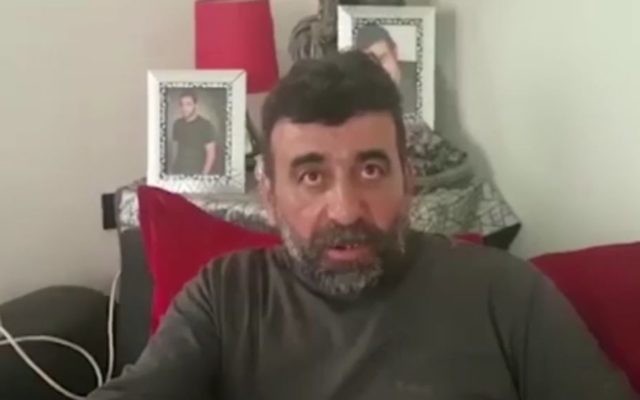 Le père d'un Libanais qui a franchi la frontière israélienne à la télévision libanaise, en avril 2017. (Crédit : capture d'écran) Le père d'un Libanais qui a franchi la frontière israélienne à la télévision libanaise, en avril 2017. (Crédit : capture d'écran)