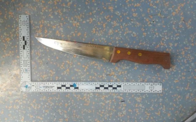 Illustration : Un couteau utilisé lors d'une attaque au couteau dans le tramway de Jérusalem près de Kikar Tsahal à Jérusalem le 14 avril 2017 Crédit : (Police israélienne)