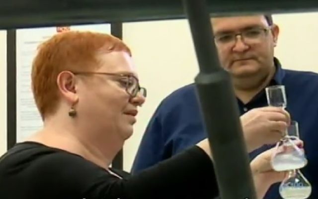 Le fondateur de "Unavoo" Yuval Maimon, à droite, lors des tests de laboratoire de l'édulcorant, en avril 2017. (Crédit : Capture d'écran / Deuxième Chaîne) Le fondateur de "Unavoo" Yuval Maimon, à droite, lors des tests de laboratoire de l'édulcorant, en avril 2017. (Crédit : Capture d'écran / Deuxième Chaîne)