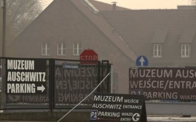 De l'oubli aux excès de "mémoire", le camp d'Auschwitz  est au centre de paradoxes non résolys (Crédit:  capture d'écran Youtube/Sauver Auschwitz?)