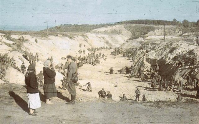 Après le massacre de plus de 33 000 juifs en septembre 1941 à Babi Yar, près de Kiev, les assassins allemands et des Ukrainiens "nettoient" le ravin et rassemblent les biens des victimes. (Crédit : domaine public) Après le massacre de plus de 33 000 juifs en septembre 1941 à Babi Yar, près de Kiev, les assassins allemands et des Ukrainiens "nettoient" le ravin et rassemblent les biens des victimes. (Crédit : domaine public)