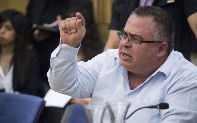 David Bitan, député du Likud et président de la coalition, s'en prend à un père endeuillé pendant une réunion de la commission du Contrôle de l'Etat sur le rapport établi sur l'opération Bordure protectrice, à la Knesset, le 19 avril 2017. (Crédit : Hadas Parush/Flash90) David Bitan, député du Likud et président de la coalition, s'en prend à un père endeuillé pendant une réunion de la commission du Contrôle de l'Etat sur le rapport établi sur l'opération Bordure protectrice, à la Knesset, le 19 avril 2017. (Crédit : Hadas Parush/Flash90)