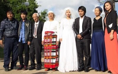 Les couples de jeunes mariés de la communauté Bnei Menashe. Ces dix couples  se sont remariés en groupe lors d'une cérémonie juive à Kfar Hasidim, en Israël, en avril 2017. (Crédit : Laura Ben-David/Shavei Israel via JTA)