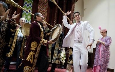 Des danseurs lors d'un fête à la Synagogue Ohr Natan, dans le quartier de Rego Park, dans le Queens, à New York. (Crédit : Tom Williams/Roll Call/Getty Images/via JTA)