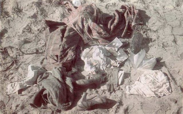 Les biens des victimes juives après le massacre de Babi Yar à Kiev, en Ukraine, fin septembre 1941. (Crédit : domaine public)