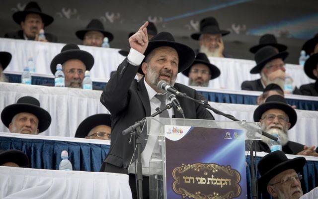 Aryeh Deri, ministre de l'Intérieur et chef du parti Shas, durant une conférence El Hamaayan à l'occasion de Pessah, au Teddy Stadium de Jérusalem, le 13 avril 2017. (Crédit : Yonathan Sindel/Flash90)