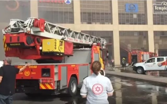 Les personnels médicaux des équipes d'urgence et les pompiers sur les lieux d'un incendie qui a éclaré au complexe  Cinema City de Glilot le 11 avril  2017. (Capture d'écran : YouTube)