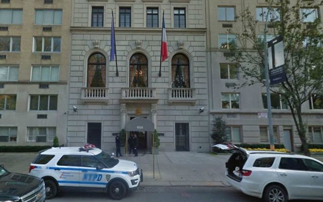 Un véhicule de la police de New York garé devant le consulat français de la ville, à Manhattan. Illustration. (Crédit : capture d'écran Google Street View) Un véhicule de la police de New York garé devant le consulat français de la ville, à Manhattan. Illustration. (Crédit : capture d'écran Google Street View)