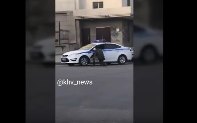 Un policier devant les bureaux des services secrets russes, le FSB, où un attaquant a tué deux personnes, à Khabarovsk, le 21 avril 2017. (Crédit : capture d'écran YouTube)