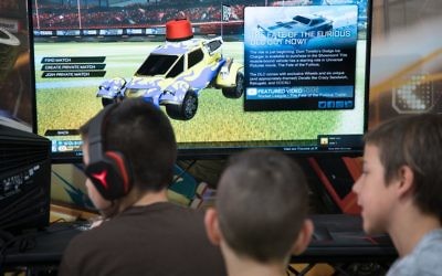 De jeunes joueurs réunis lors des championnats de jeux vidéos GameIn Pro de Tel Aviv, le 5 avril 2017 (Crédit : Luke Tress/Times of Israel)