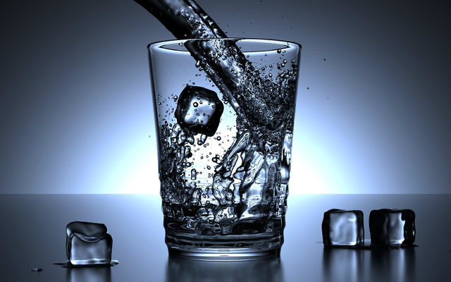 Un verre d'eau (Crédit : Pixabay free images)